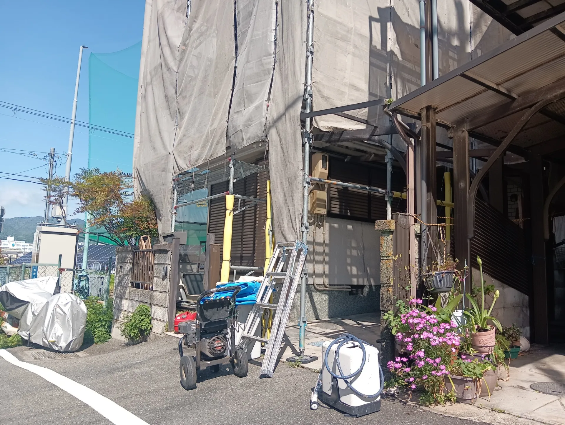 兵庫県伊丹市N様邸 高圧洗浄の作業を進めております